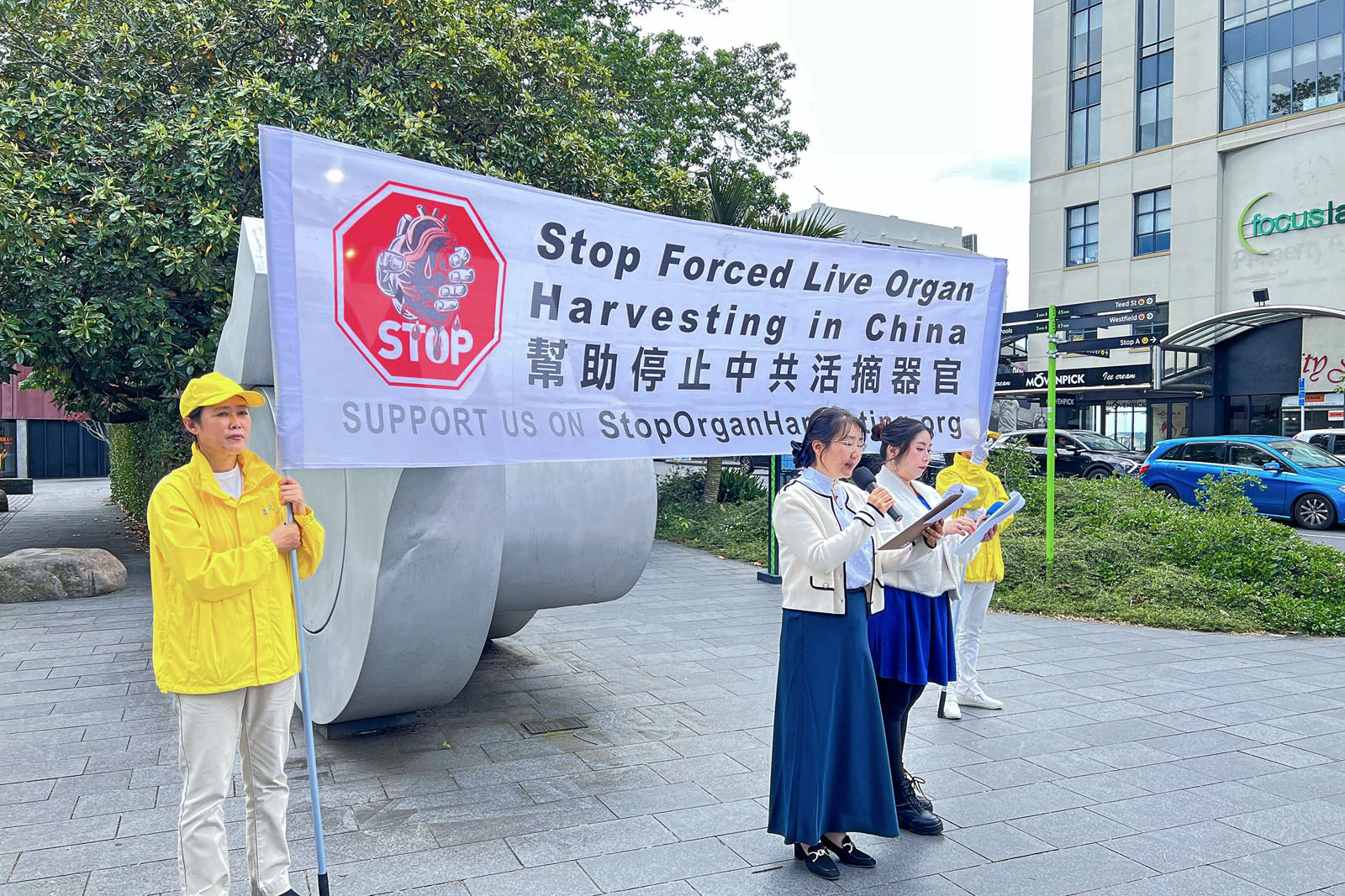 图6:法轮功学员在新市场(Newmarket)的拉姆斯登・格林公园讲真相。