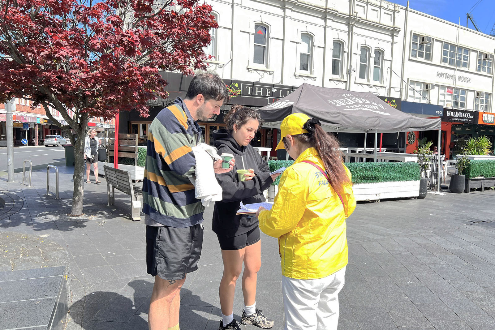 图8:米娜(Mina)和马特(Matt)夫妇在聆听学员讲真相。