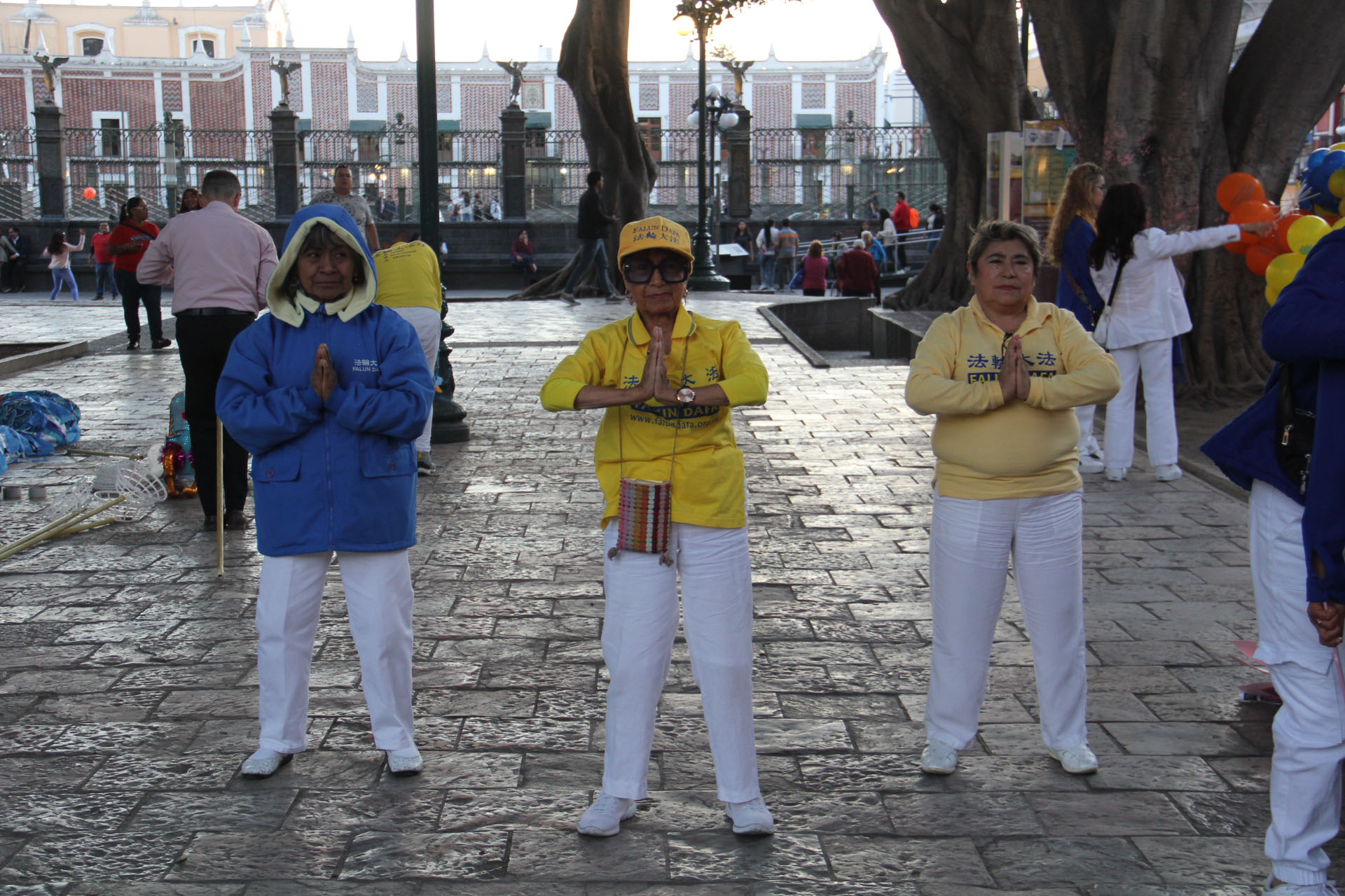 图1~2:二零二五年一月二十九日,部份墨西哥法轮功学员在普埃布拉市举行新年庆典。