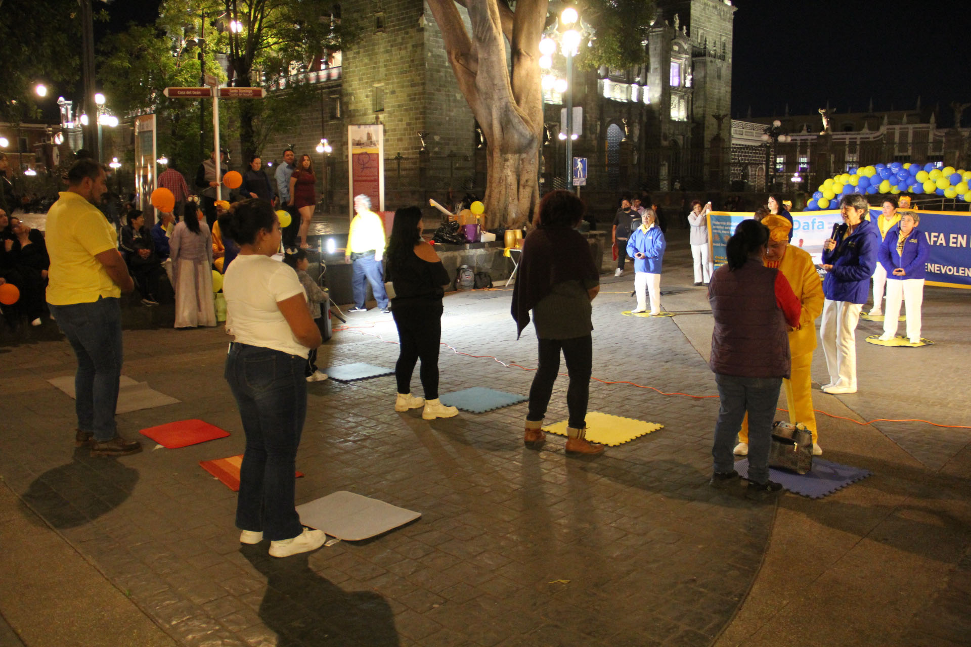 图3~4:二零二五年一月二十九日,墨西哥普埃布拉市,法轮功学员在中国新年的第一天向民众传播法轮功真相。