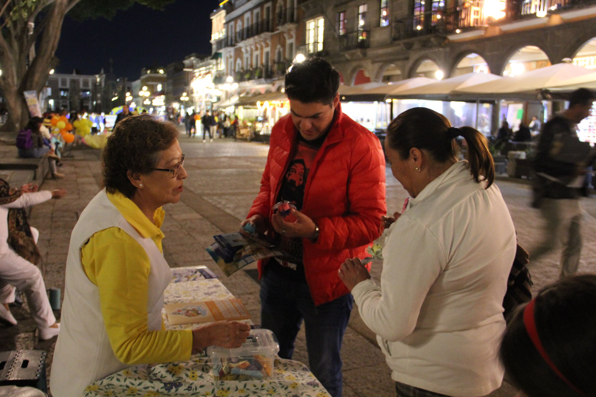 图6~9:二零二五年一月二十九日,墨西哥法轮功学员向民众发放真相资料和小莲花。