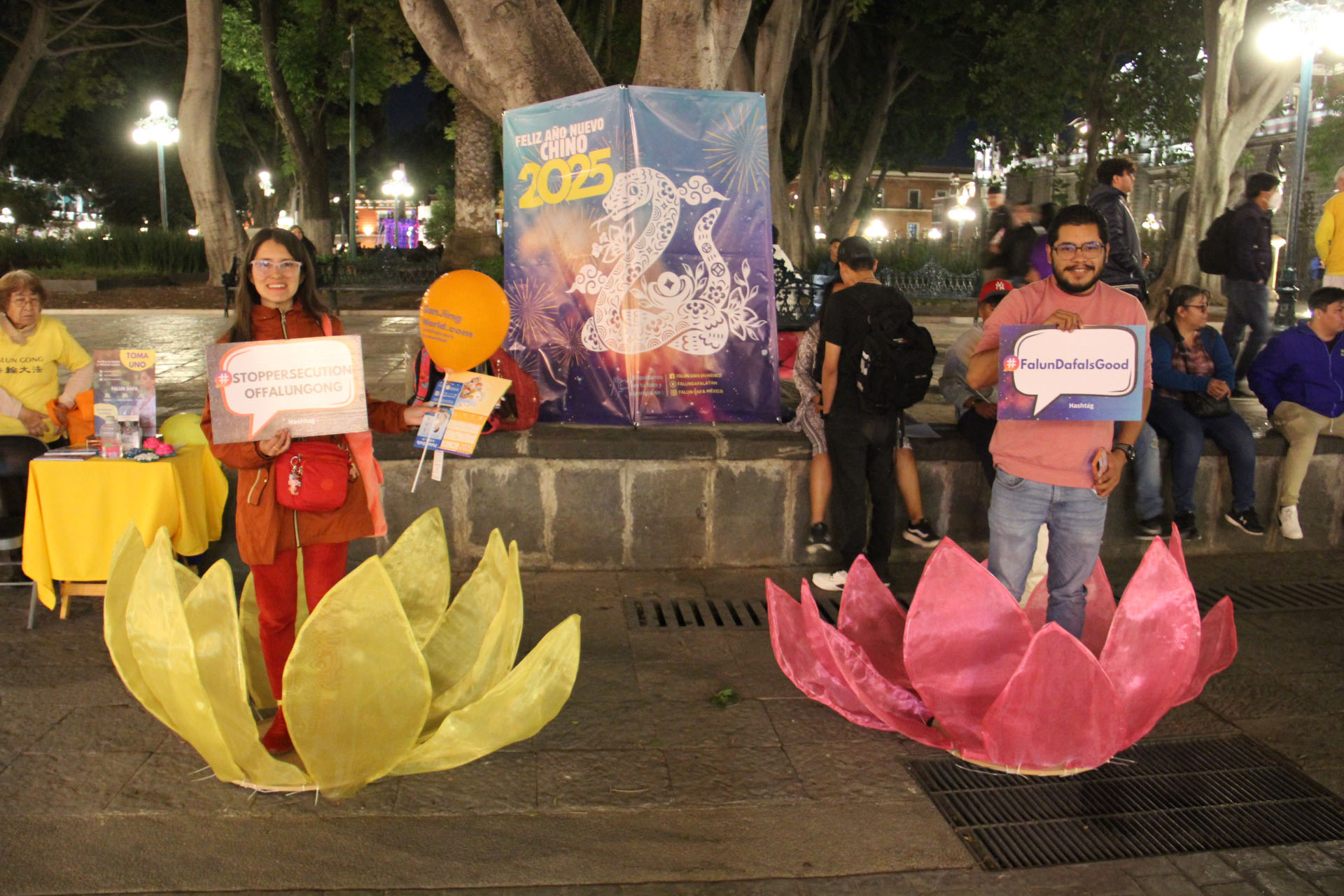 图12~13:活动中许多人了解了法轮大法及其在中国遭受迫害的真相。