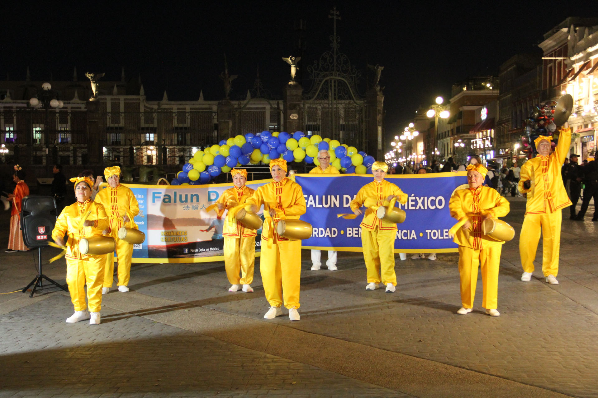 图14:法轮功学员表演的腰鼓