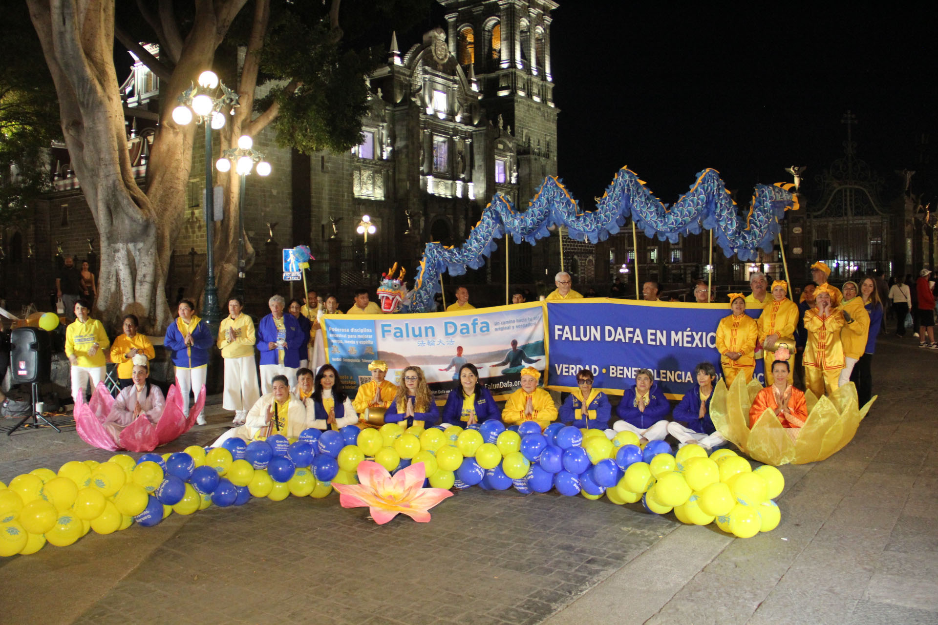 图15:部份参加庆典的学员在墨西哥普埃布拉历史中心合影留念。