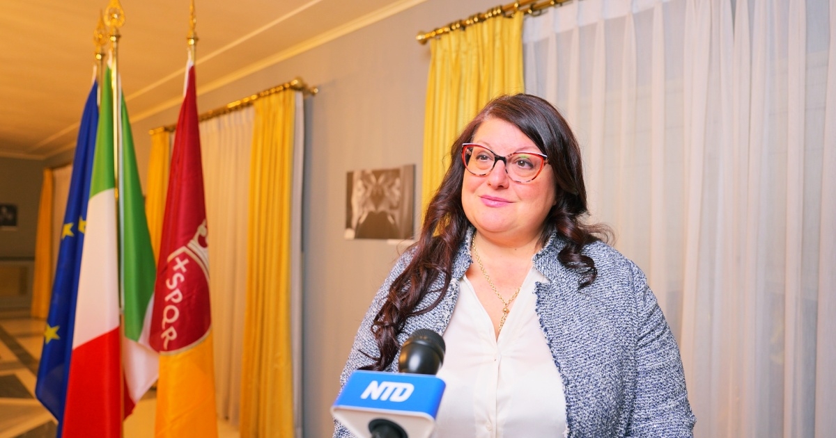 图15:二零二五年二月四日晚,意大利国会参议员辛西亚·佩莱格里诺(Cinzia Pellegrino)在罗马观赏了神韵演出。 (新<span style='max-width:0px!important;margin-left:-4px;color:#eee!important;'>!</span>唐<span style='max-width:0px!important;margin-left:-4px;color:#eee!important;'>!</span>人<span style='max-width:0px!important;margin-left:-4px;color:#eee!important;'>:</span>电视台)