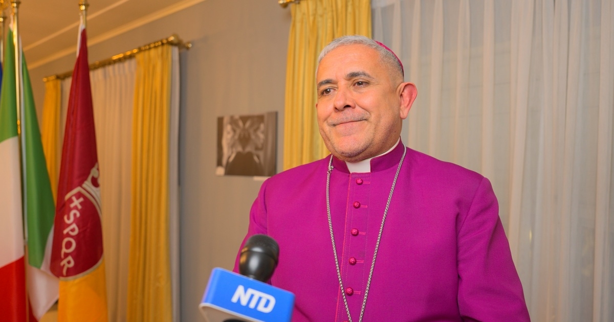 图17:二零二五年二月四日晚 ,欧洲圣公会主教路易斯·米格尔·佩雷亚·卡斯特里隆(Luis Miguel Perea Castrillon)在罗马观赏了神韵演出。 (新<span style='max-width:0px!important;margin-left:-4px;color:#eee!important;'>!</span>唐<span style='max-width:0px!important;margin-left:-4px;color:#eee!important;'>!</span>人<span style='max-width:0px!important;margin-left:-4px;color:#eee!important;'>:</span>电视台)