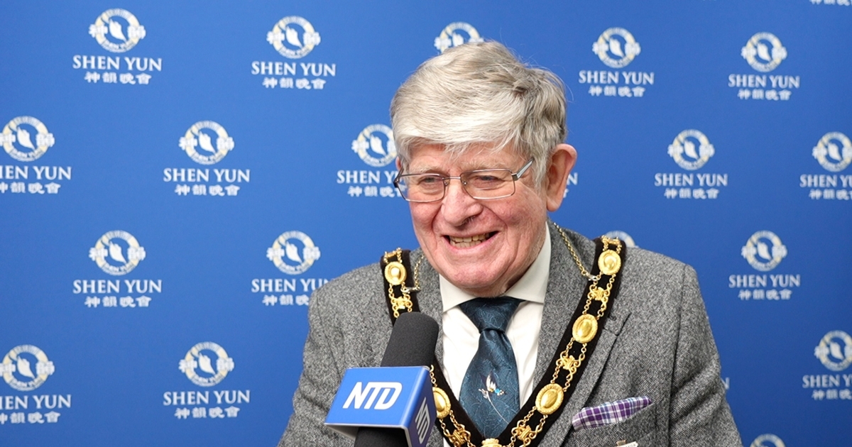 图21:二零二五年二月九日,英国兰迪德诺市长麦可·皮尔斯(Michael Pearce)在当地观赏了神韵演出。 (新<span style='max-width:0px!important;margin-left:-4px;color:#eee!important;'>!</span>唐<span style='max-width:0px!important;margin-left:-4px;color:#eee!important;'>!</span>人<span style='max-width:0px!important;margin-left:-4px;color:#eee!important;'>:</span>电视台)