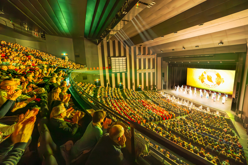 图22:二零二五年二月九日下午,神韵新纪元艺术团在法国图尔国际会议中心(Palais des Congrès de Tours)的第二场演出爆满。 (大<span style='max-width:0px!important;margin-left:-4px;color:#eee!important;'>.</span>纪<span style='max-width:0px!important;margin-left:-4px;color:#eee!important;'>.</span>元<span style='max-width:0px!important;margin-left:-4px;color:#eee!important;'>;</span>)