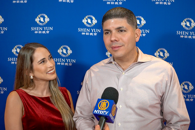 图24:二零二五年二月七日晚,波多黎各众议员艾迪・查博尼尔・奇尼(Eddie Char-bonier Chinea,右)观赏了美国神韵新世界艺术团在波多黎各首府圣胡安刘易斯・费雷表演艺术中心(Centro de Bellas Artes Luis AFerré)的首场演出。(新<span style='max-width:0px!important;margin-left:-4px;color:#eee!important;'>!</span>唐<span style='max-width:0px!important;margin-left:-4px;color:#eee!important;'>!</span>人<span style='max-width:0px!important;margin-left:-4px;color:#eee!important;'>:</span>电视台)