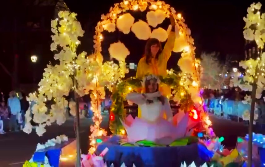 图1~2:法轮功学员展示的一辆装饰着灯光和花卉的功法演示花车,以及写着“真、善、忍”的大型横幅。