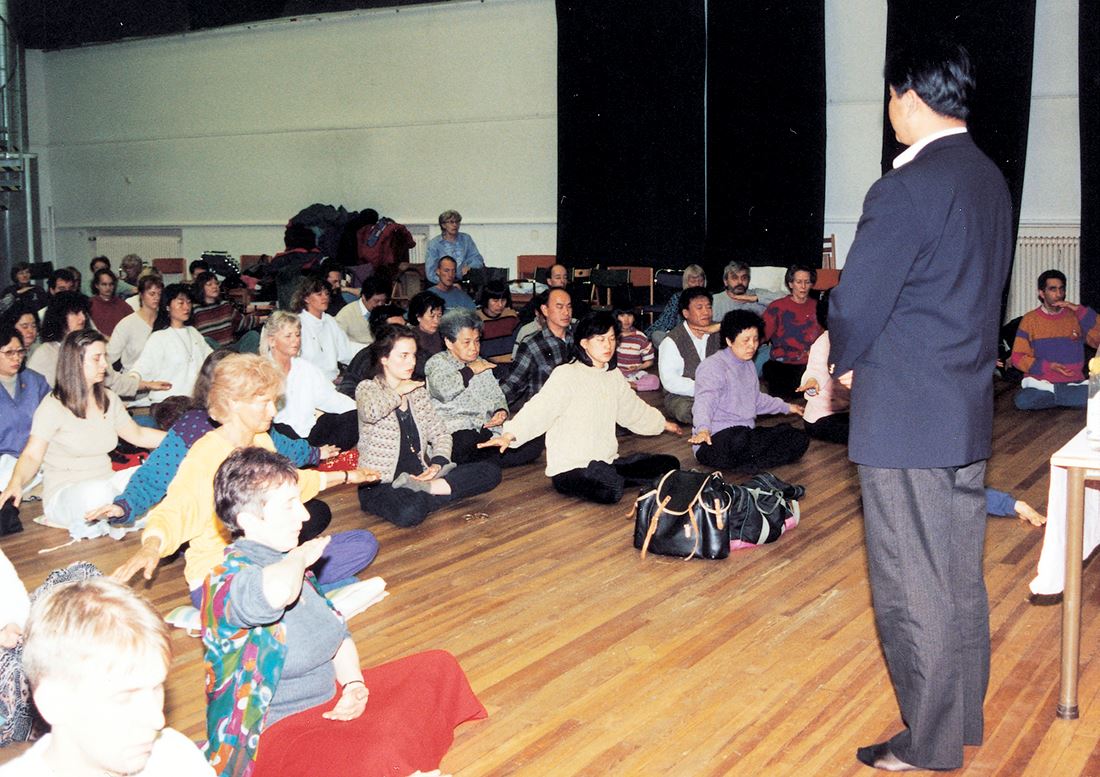 '图3:在哥德堡办班期间,师父帮学员纠正动作、调理身体。'