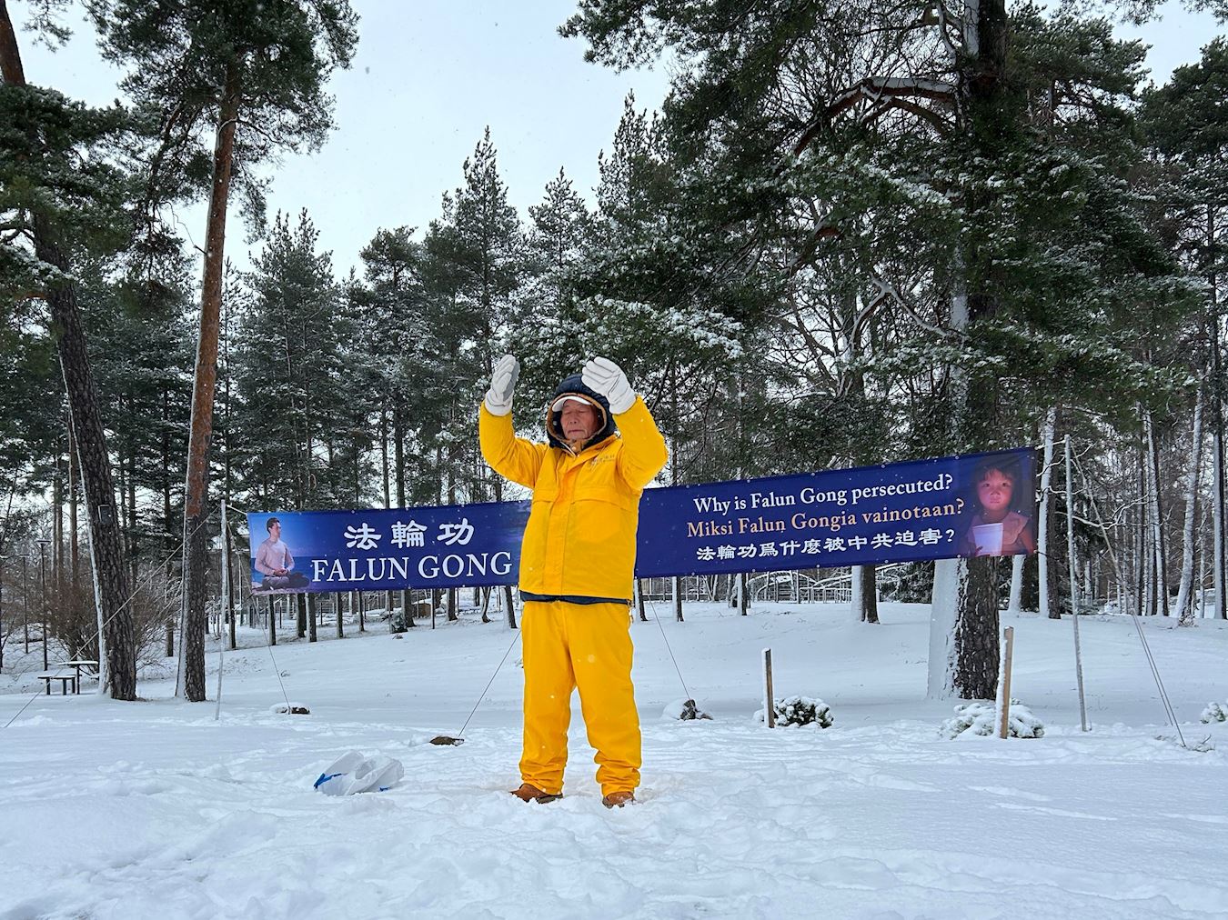 '图2:牛广发在西贝柳斯公园展示法轮功真相'