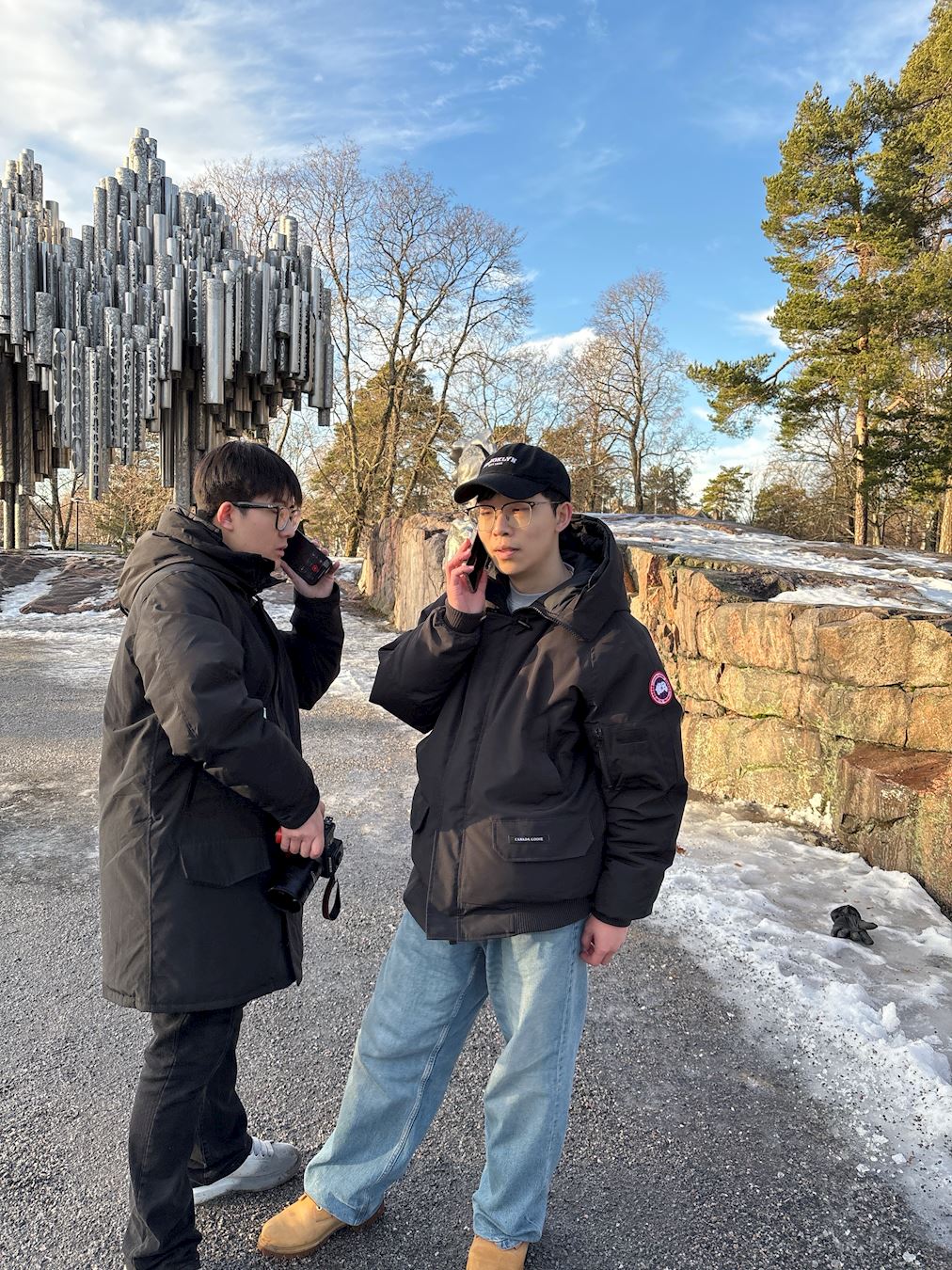 '图3:两个干扰牛广发的年轻人。右边的那个骂人骂得很凶,态度恶劣。'