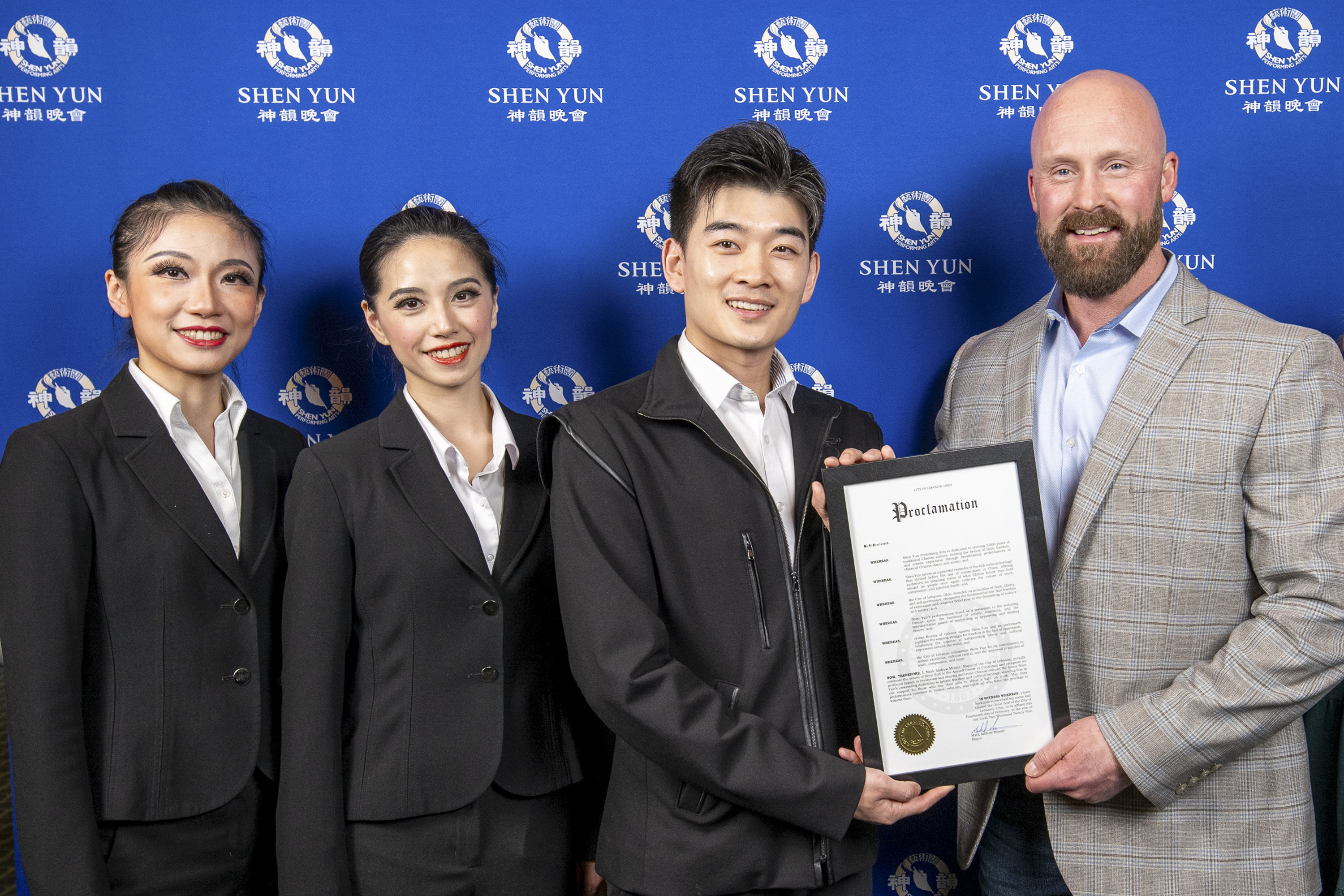 图3:</b>二零二五年二月十五日,俄亥俄州黎巴嫩市(Lebanon)市长马克·安德鲁·梅塞尔(Mark Andrew Messer,右一)观赏了神韵巡回艺术团在辛辛那提阿罗诺夫艺术中心(Aronoff Center for the Arts)的首场演出,并为神韵颁发褒奖。(大<span style='max-width:0px!important;margin-left:-4px;color:#eee!important;'>.</span>纪<span style='max-width:0px!important;margin-left:-4px;color:#eee!important;'>.</span>元<span style='max-width:0px!important;margin-left:-4px;color:#eee!important;'>;</span>)