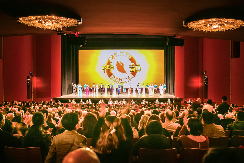 图1:二零二五年二月二十日晚,神韵新世界艺术团本演季在美国首都华盛顿D.C.肯尼迪艺术中心歌剧院的首场演出,在炸弹威胁解除后圆满落幕,图为演员谢幕照。从二月二十日至三月二日,神韵新世界艺术团在该歌剧院共演出12场。(大<span style='max-width:0px!important;margin-left:-4px;color:#eee!important;'>.</span>纪<span style='max-width:0px!important;margin-left:-4px;color:#eee!important;'>.</span>元<span style='max-width:0px!important;margin-left:-4px;color:#eee!important;'>;</span>)