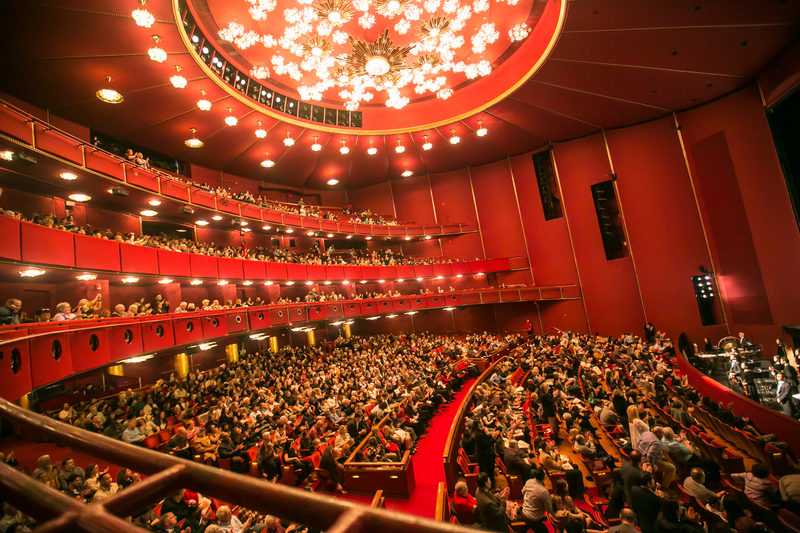 图2:二零二五年二月二十三日下午,神韵新世界艺术团在美国首都华盛顿D.C.肯尼迪艺术中心的第五场演出爆满。(大<span style='max-width:0px!important;margin-left:-4px;color:#eee!important;'>.</span>纪<span style='max-width:0px!important;margin-left:-4px;color:#eee!important;'>.</span>元<span style='max-width:0px!important;margin-left:-4px;color:#eee!important;'>;</span>)