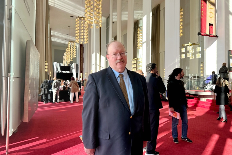 图5:二零二五年二月二十三日下午,中国问题专家理查德·费舍尔(Richard Fisher)在华盛顿 D.C.的肯尼迪艺术中心观赏了神韵新世界艺术团的演出。(大<span style='max-width:0px!important;margin-left:-4px;color:#eee!important;'>.</span>纪<span style='max-width:0px!important;margin-left:-4px;color:#eee!important;'>.</span>元<span style='max-width:0px!important;margin-left:-4px;color:#eee!important;'>;</span>)