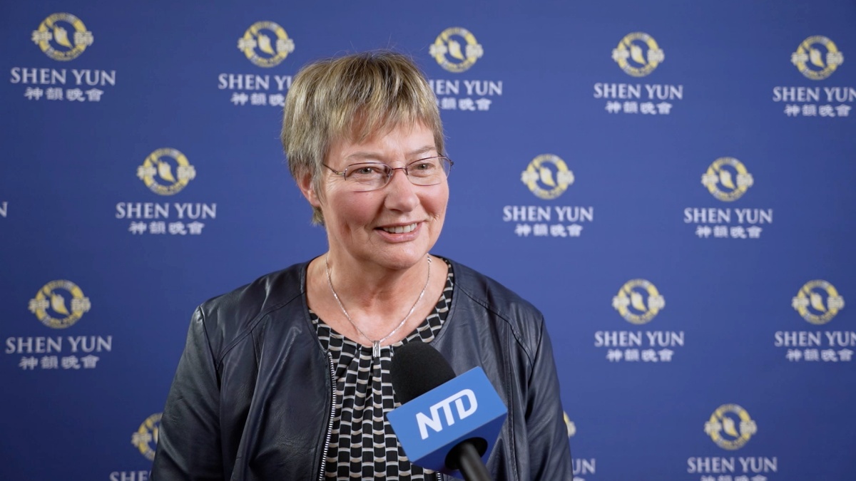 图6:二零二五年二月二十二日晚, 瑞士纳沙泰尔州议会主席玛丽·克劳德·法莱(Mary-Claude Fallet)女士观赏了神韵纽约艺术团在瑞士洛桑Beaulieu剧院(Théâtre de Beaulieu)的第四场演出。(新<span style='max-width:0px!important;margin-left:-4px;color:#eee!important;'>!</span>唐<span style='max-width:0px!important;margin-left:-4px;color:#eee!important;'>!</span>人<span style='max-width:0px!important;margin-left:-4px;color:#eee!important;'>:</span>)