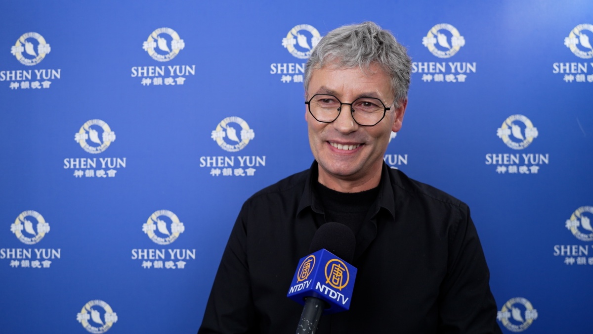 图9:二零二五年二月二十二日下午,法国圣艾蒂安迪布瓦市长居伊·艾里奥(Guy Airiau)观赏了神韵新纪元艺术团在法国南特市的演出,相信中国传统将重现光彩。(新<span style='max-width:0px!important;margin-left:-4px;color:#eee!important;'>!</span>唐<span style='max-width:0px!important;margin-left:-4px;color:#eee!important;'>!</span>人<span style='max-width:0px!important;margin-left:-4px;color:#eee!important;'>:</span>电视台)