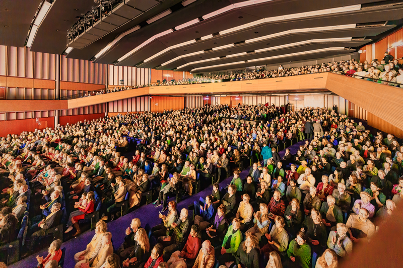 图10:二零二五年二月二十一日至二月二十三日,美国神韵国际艺术团在荷兰阿姆斯特丹RAI剧院(RAI Theater)演出三场,图为二月二十三日下午第三场也是最后一场演出。全部三场演出的票房皆提前两个月售罄,一票难求。(大<span style='max-width:0px!important;margin-left:-4px;color:#eee!important;'>.</span>纪<span style='max-width:0px!important;margin-left:-4px;color:#eee!important;'>.</span>元<span style='max-width:0px!important;margin-left:-4px;color:#eee!important;'>;</span>)