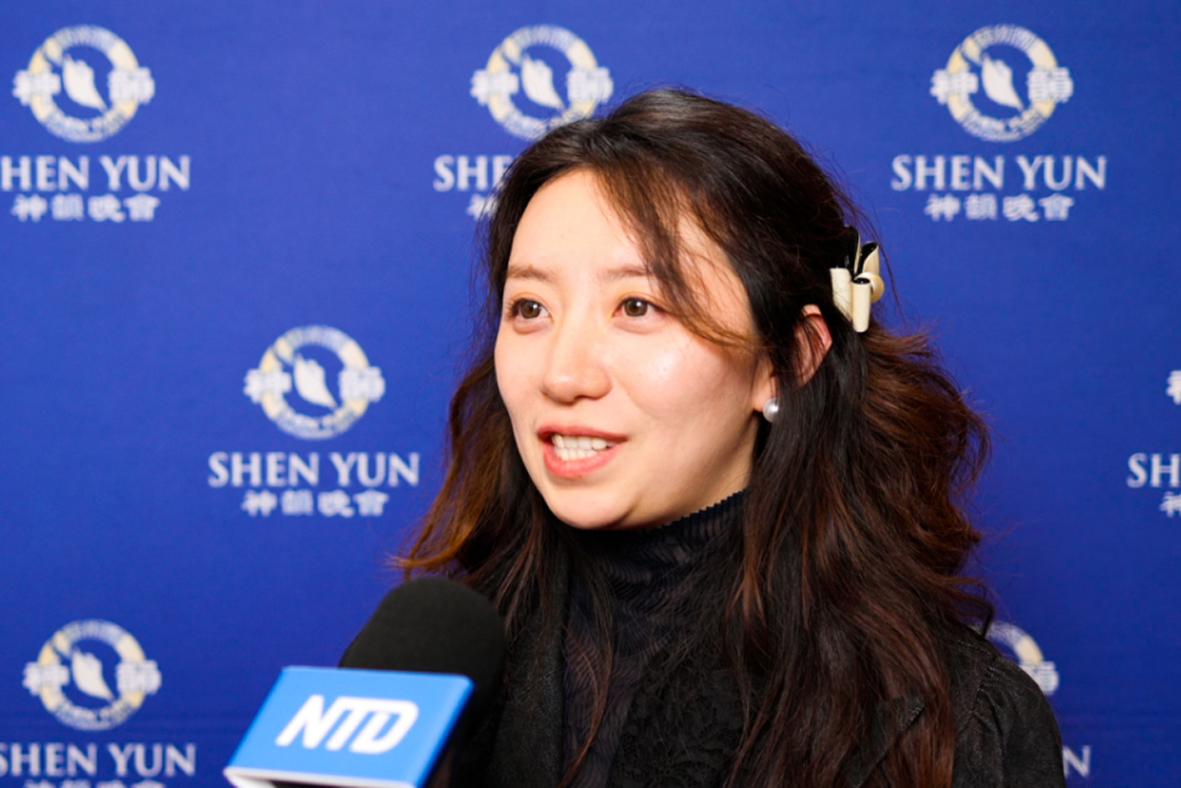 图1:二零二五年二月二日(大年初五)下午,来自中国内地的教师赵木子女士观看了神韵北美艺术团在沙加缅度安全信用联盟表演艺术中心(SAFE Credit Union Performing Arts Center)的第五场演出。(新<span style='max-width:0px!important;margin-left:-4px;color:#eee!important;'>!</span>唐<span style='max-width:0px!important;margin-left:-4px;color:#eee!important;'>!</span>人<span style='max-width:0px!important;margin-left:-4px;color:#eee!important;'>:</span>电视台)