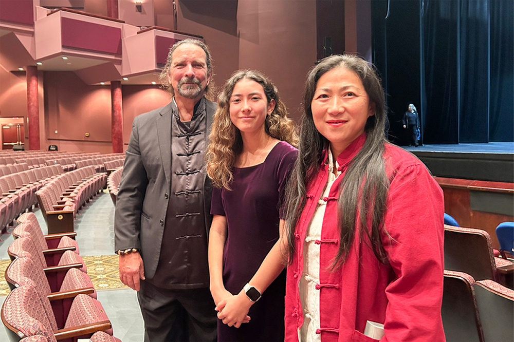 图2:二零二五年一月二十八日大年除夕,孙女士和家人观赏了神韵新世界艺术团在佛州橙园约翰河州立学院长尾鲨号角中心(Thrasher-Horne Center at St. Johns River State College)的首场演出,庆祝新年。(大<span style='max-width:0px!important;margin-left:-4px;color:#eee!important;'>.</span>纪<span style='max-width:0px!important;margin-left:-4px;color:#eee!important;'>.</span>元<span style='max-width:0px!important;margin-left:-4px;color:#eee!important;'>;</span>)