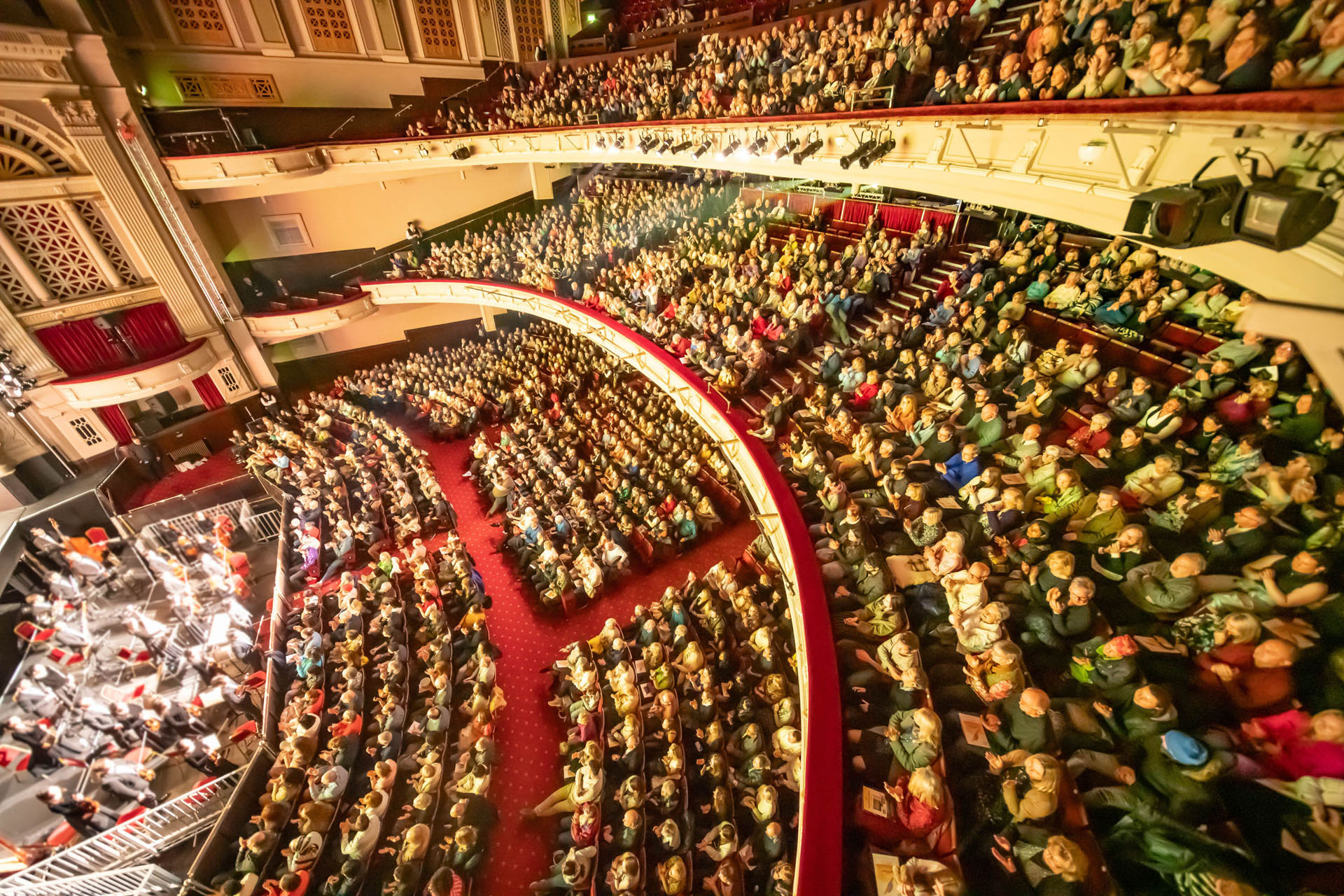 图4:二零二五年二月一日,神韵世界艺术团在英国爱丁堡剧场(Edinburgh Playhouse)的两场演出座无虚席。(大<span style='max-width:0px!important;margin-left:-4px;color:#eee!important;'>.</span>纪<span style='max-width:0px!important;margin-left:-4px;color:#eee!important;'>.</span>元<span style='max-width:0px!important;margin-left:-4px;color:#eee!important;'>;</span>)