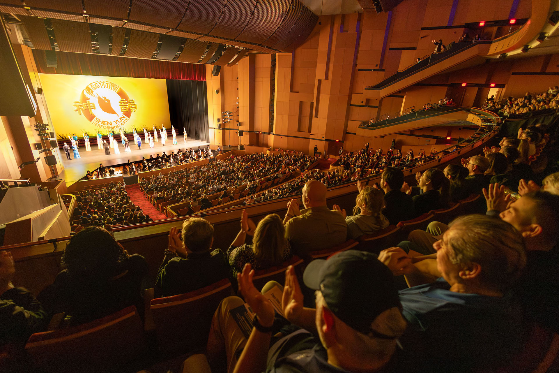 图6:二零二五年二月一日下午,神韵北美艺术团在加州首府沙加缅度安全信用联盟表演艺术中心的第四场演出大爆满,演员二次谢幕。(大<span style='max-width:0px!important;margin-left:-4px;color:#eee!important;'>.</span>纪<span style='max-width:0px!important;margin-left:-4px;color:#eee!important;'>.</span>元<span style='max-width:0px!important;margin-left:-4px;color:#eee!important;'>;</span>)