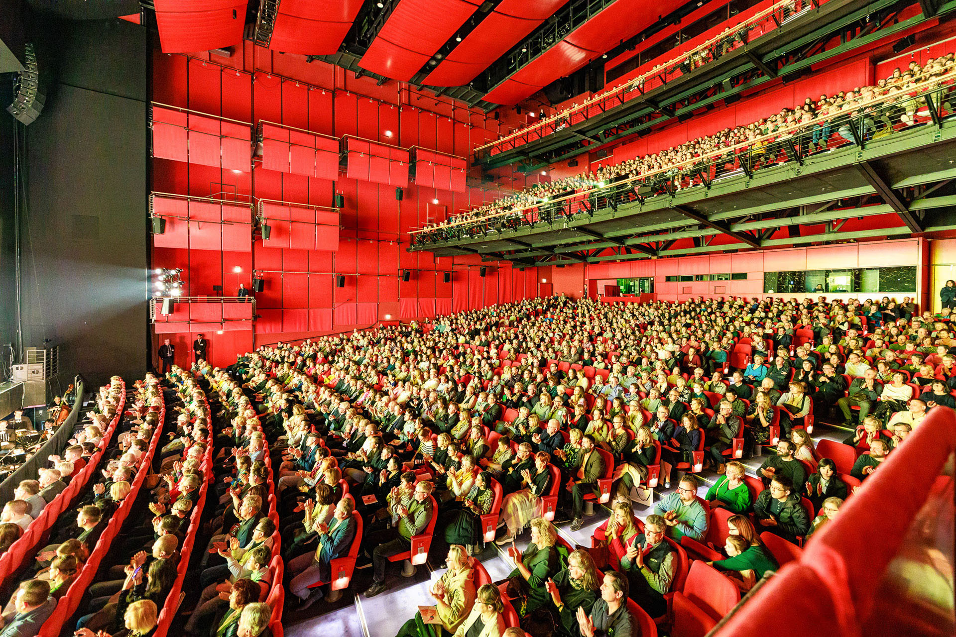 图7:二零二五年二月二日(大年初五)下午,神韵国际艺术团在德国柏林波茨坦广场剧院(Theater am Potsdamer Platz)上演了今年的第七场演出。当日票房提前售罄。图为演出结束后观众热烈鼓掌。(大<span style='max-width:0px!important;margin-left:-4px;color:#eee!important;'>.</span>纪<span style='max-width:0px!important;margin-left:-4px;color:#eee!important;'>.</span>元<span style='max-width:0px!important;margin-left:-4px;color:#eee!important;'>;</span>)