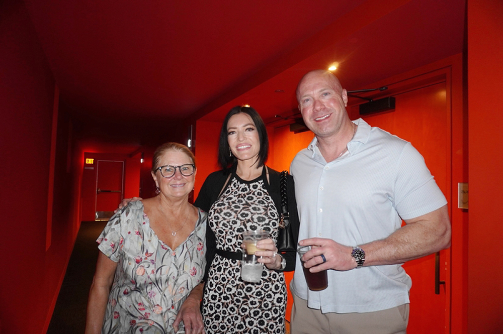 图8:二零二五年二月二日下午,圣安东尼奥特宾表演艺术中心(Tobin Center for the Performing Arts)董事会成员兼一家慈善基金会创办人和主席的耐乐(Susan Naylor,左)和朋友大卫逊(Kristina Davidson)夫妇,在特宾表演艺术中心观看了神韵巡回艺术团在这里的第六场演出。