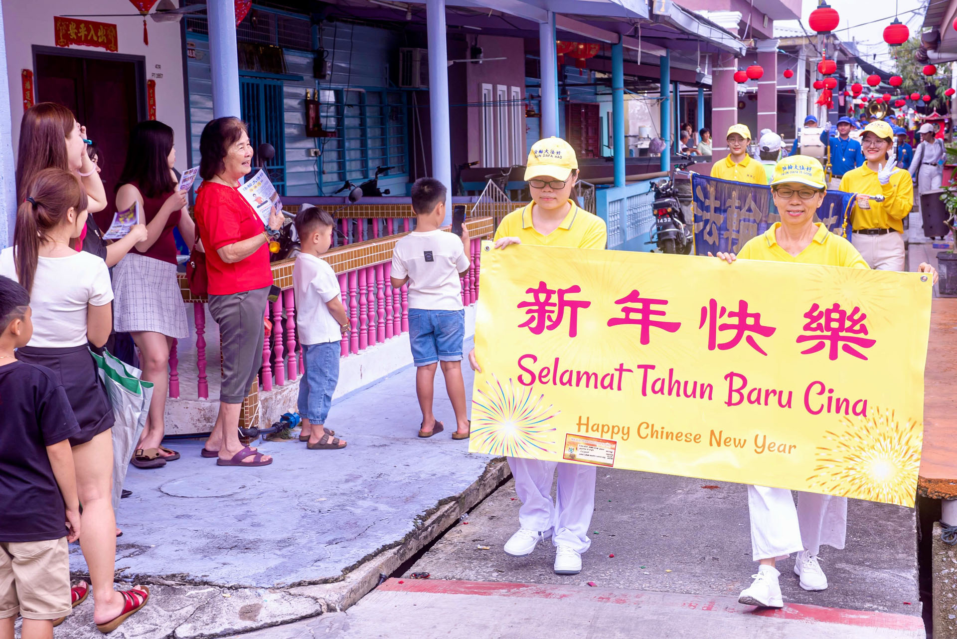 图1~6:二月一日大年初四,法轮功学员在吉胆岛举行新年游行。