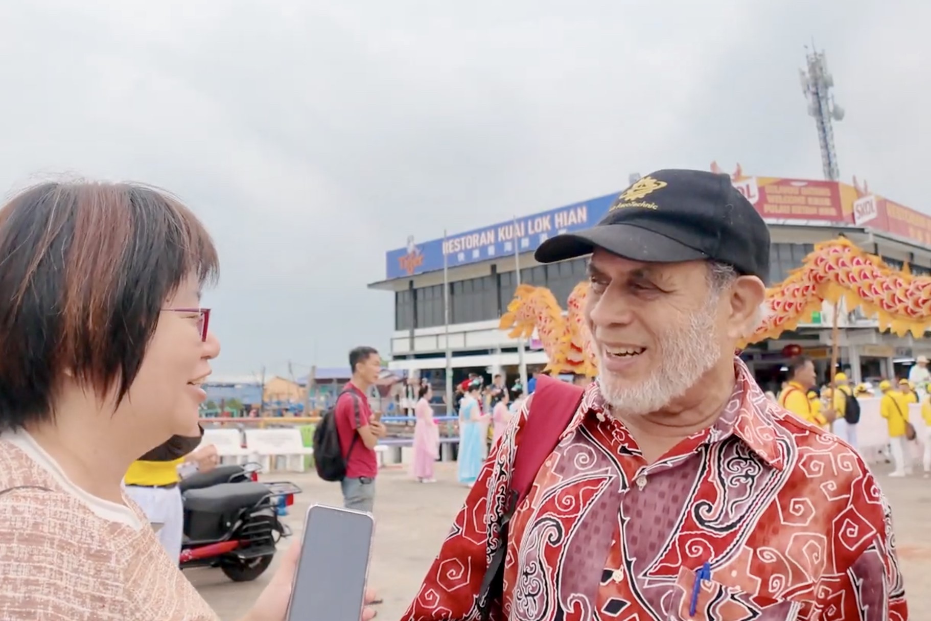 图8:MAPIM执行企业媒体顾问法鲁斯汗(右)接受采访。