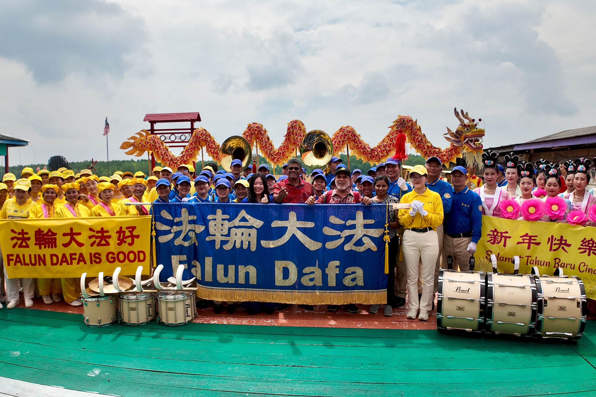 图9:巴拉占德兰博士(前排右四)法鲁斯汗先生(前排右三)在活动结束后与法轮功学员合影。