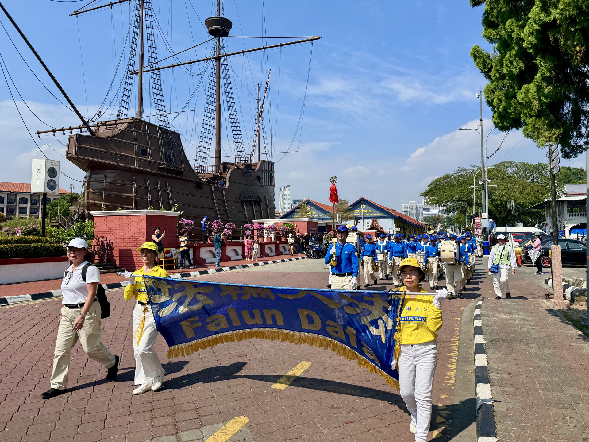 图10~11:二月二日大年初五,马来西亚天国乐团在历史名城马六甲举行新年游行活动。