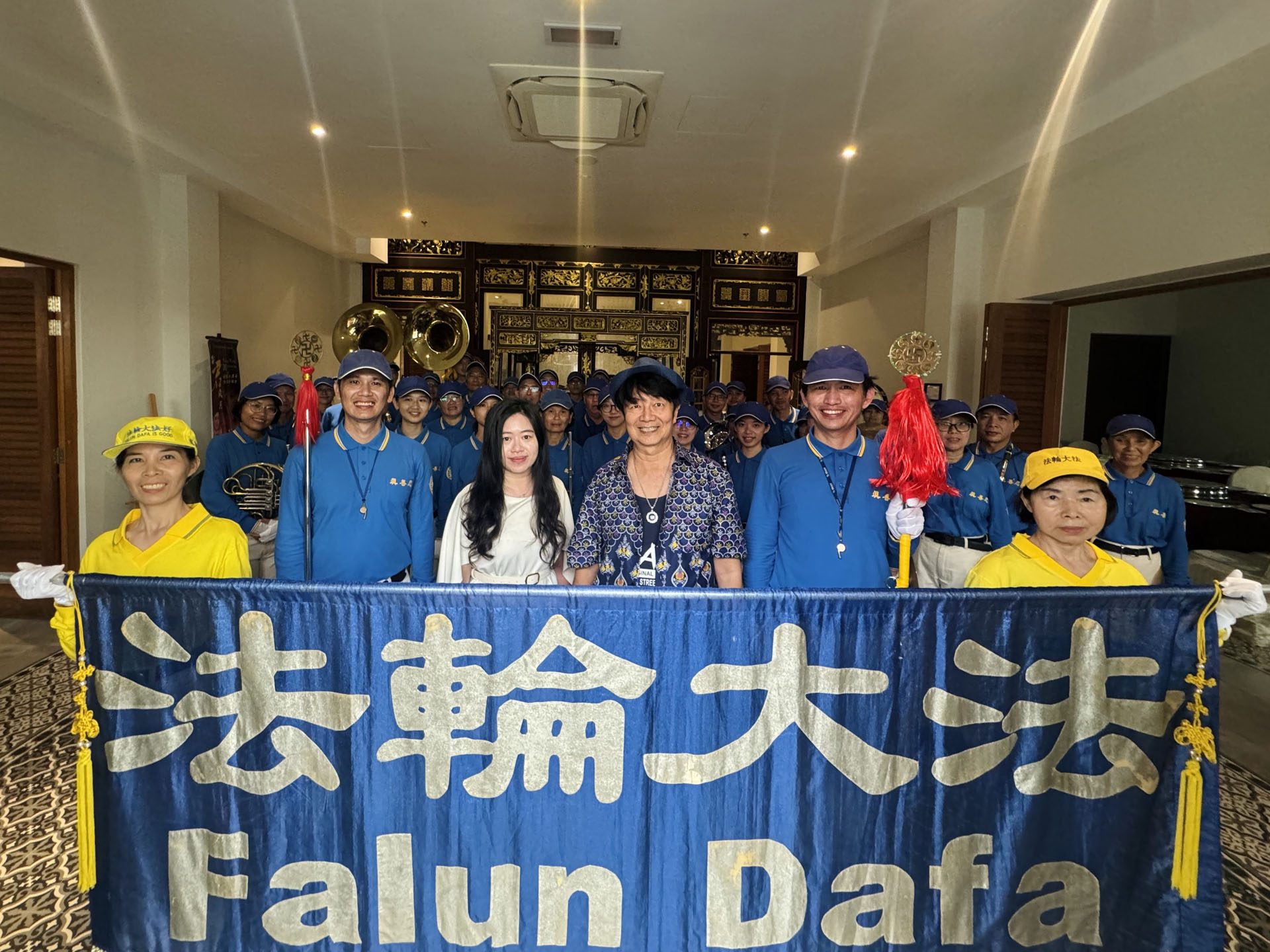 图12:马来西亚钢琴家郭祈汶先生(中)与天国乐团团员合影。