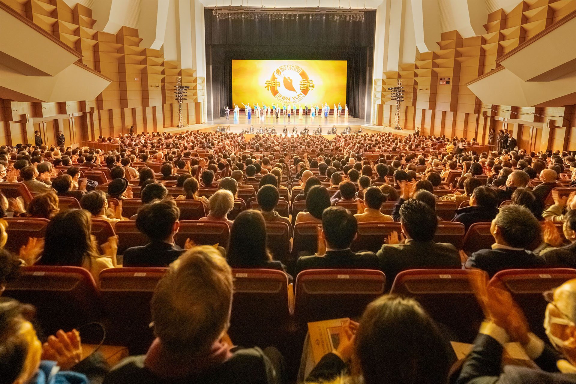 图1:二零二五年一月二十七日晚,神韵环球艺术团在日本东京的文京市民音乐厅(Bunkyo Civic Hall)举行了第一场演出。大幕一拉开,展现出天国胜景以及天女仙娥翩翩起舞的殊胜场景,让台下观众掌声四起。
