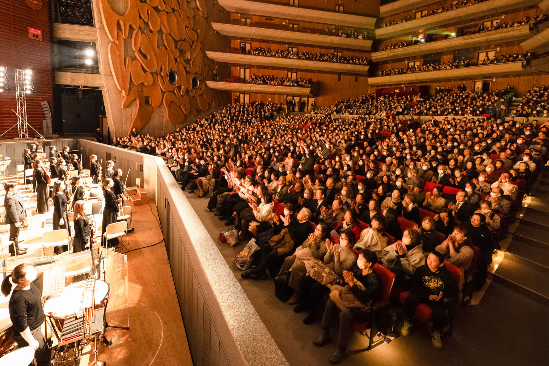 图2:二零二五年二月三日晚,东京文化会馆(Tokyo Bunka Kaikan)内响起久久不能平息的阵阵掌声。当晚,神韵环球艺术团在这里结束了在东京地区的演出。谢幕时,观众挥手向神韵表达敬意。