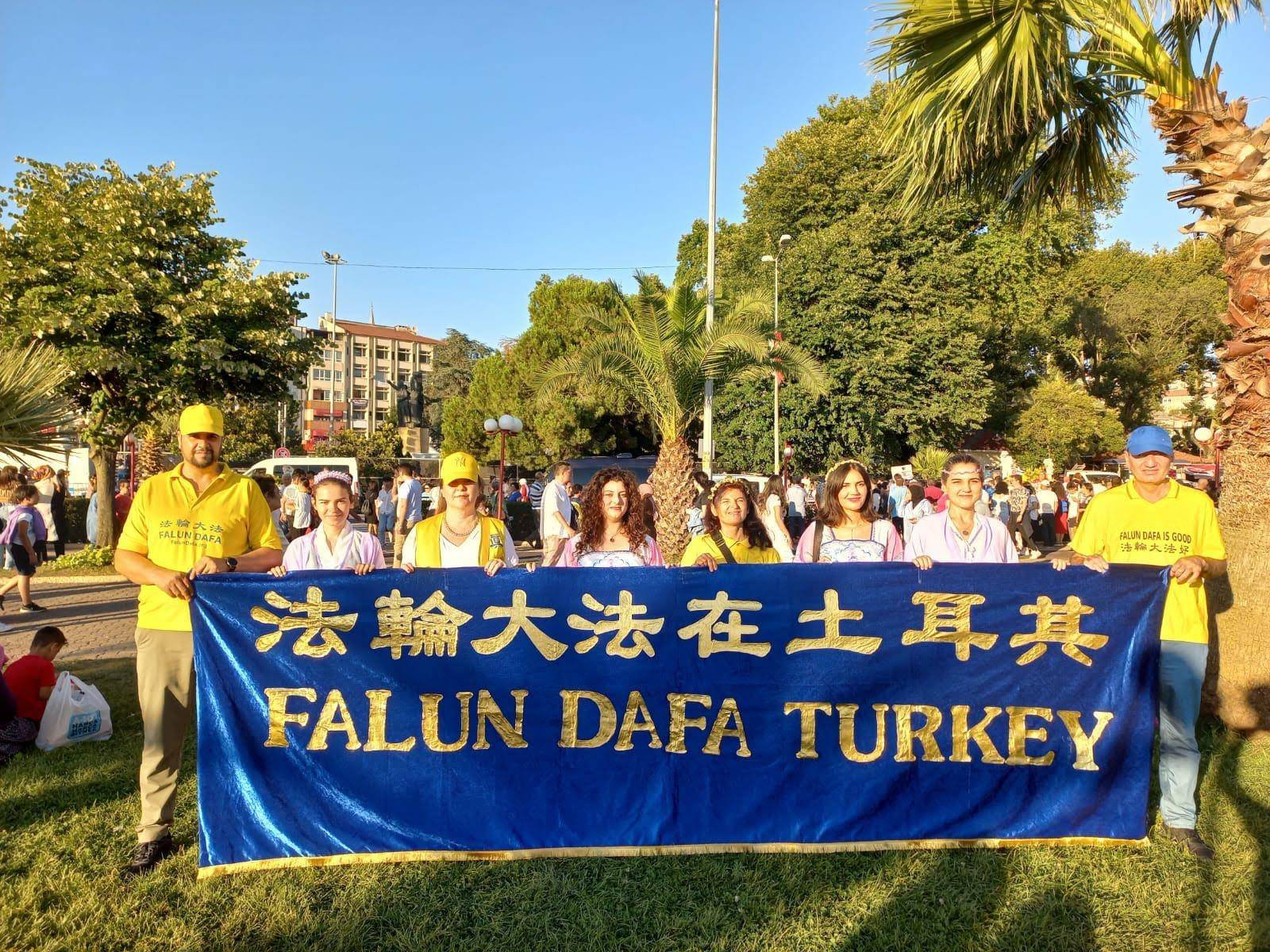 图1:土耳其法轮功学员参加宗古尔达克埃雷格利市政府(Eregli Municipality in Zonguldak)举办的文化节游行。