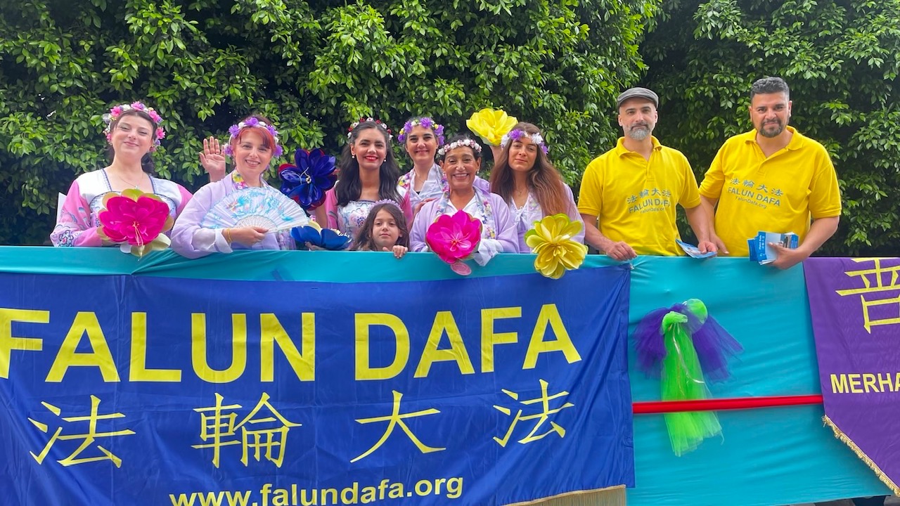 图2:土耳其法轮功学员参加阿达纳橙花节(Adana Orange Blossom Festival)游行。