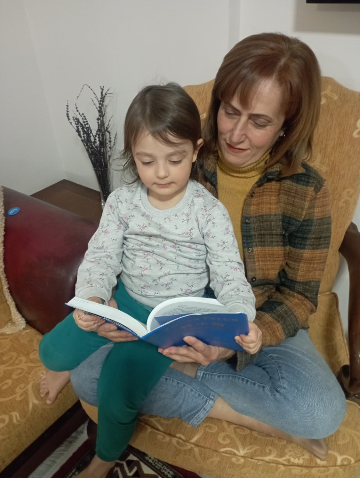 图4:哈蒂斯和孙女一起读《转法轮》