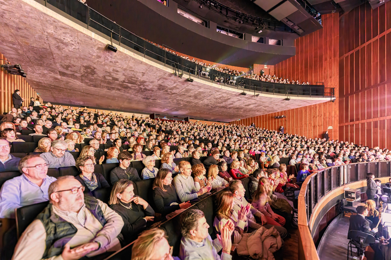 图1:二零二五年三月十六日下午,美国神韵世界艺术团在西班牙圣劳伦索的圣洛伦索-德埃尔埃斯科里亚尔剧院(Teatro Auditorio San Lorenzo de El Escorial)的第二场演出一票难求。观众的掌声异常热烈,艺术家两次谢幕。(大<span style='max-width:0px!important;margin-left:-4px;color:#eee!important;'>.</span>纪<span style='max-width:0px!important;margin-left:-4px;color:#eee!important;'>.</span>元<span style='max-width:0px!important;margin-left:-4px;color:#eee!important;'>;</span>)