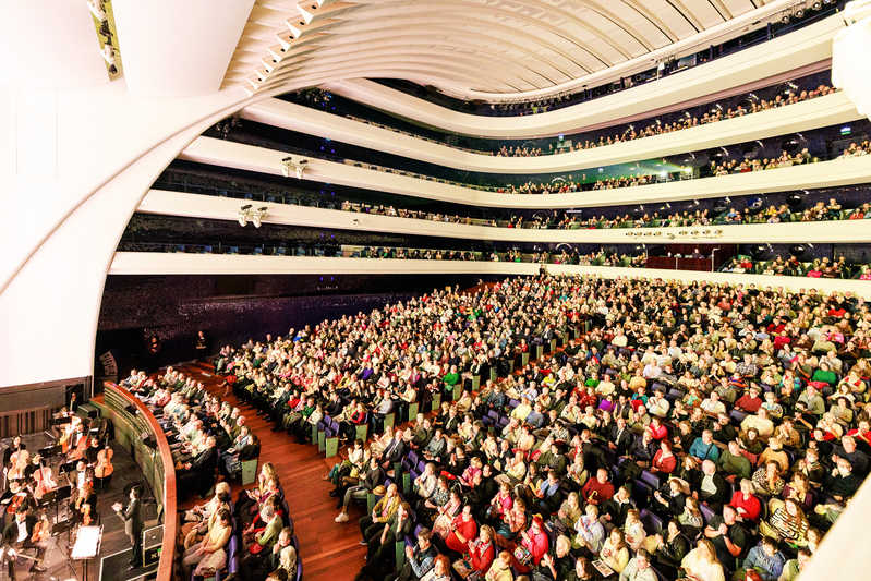 图2:二零二五年三月十三日下午,美国神韵世界艺术团在西班牙瓦伦西亚的索菲亚王后艺术歌剧院(Centro de artes escénicas en Valencia,Palau de les Arts)的第二场演出,票房售罄,剧院加座。(大<span style='max-width:0px!important;margin-left:-4px;color:#eee!important;'>.</span>纪<span style='max-width:0px!important;margin-left:-4px;color:#eee!important;'>.</span>元<span style='max-width:0px!important;margin-left:-4px;color:#eee!important;'>;</span>)