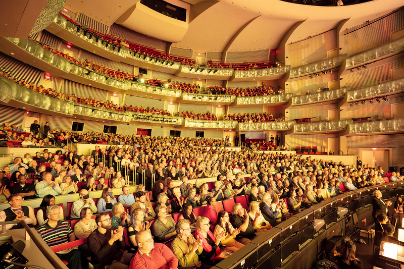 图3:二零二五年三月十三日晚间,神韵巡回艺术团在美国密苏里州堪萨斯城考夫曼表演艺术中心(Kauffman Center for the Performing Arts-Muriel Kauffman Theatre)的第二场演出售罄。当晚,神韵艺术家两次谢幕向观众致意。(大<span style='max-width:0px!important;margin-left:-4px;color:#eee!important;'>.</span>纪<span style='max-width:0px!important;margin-left:-4px;color:#eee!important;'>.</span>元<span style='max-width:0px!important;margin-left:-4px;color:#eee!important;'>;</span>)
