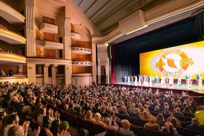 图4:二零二五年三月十六日下午,神韵北美艺术团在美国大圣地亚哥地区艾斯康迪都的加州艺术中心(California Center for the Arts, Escondido)进行了本季巡回演出在当地的第五场演出,票房爆满。(大<span style='max-width:0px!important;margin-left:-4px;color:#eee!important;'>.</span>纪<span style='max-width:0px!important;margin-left:-4px;color:#eee!important;'>.</span>元<span style='max-width:0px!important;margin-left:-4px;color:#eee!important;'>;</span>)