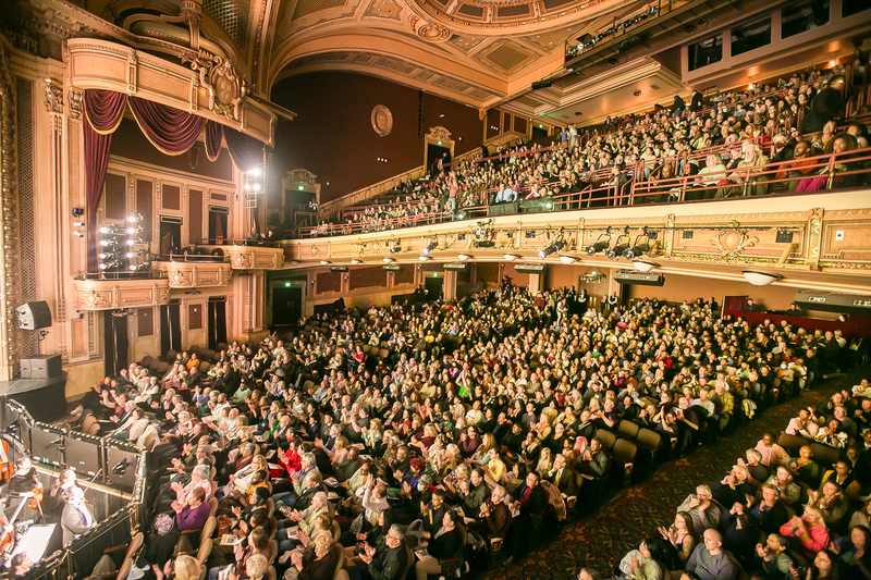 图5:二零二五年三月十六日下午,神韵新纪元艺术团在美国马里兰州最大海港城市巴尔的摩的竞技场剧院(The Hippodrome Theatre)的第三场也是最后一场演出再次爆满。(大<span style='max-width:0px!important;margin-left:-4px;color:#eee!important;'>.</span>纪<span style='max-width:0px!important;margin-left:-4px;color:#eee!important;'>.</span>元<span style='max-width:0px!important;margin-left:-4px;color:#eee!important;'>;</span>)