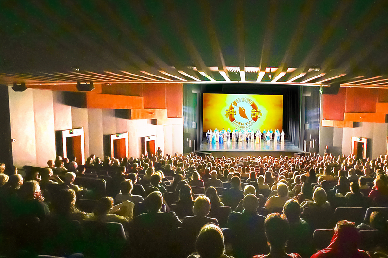 图6:二零二五年三月十五日,神韵环球艺术团在澳洲黄金海岸艺术中心(HOTA Home of the Arts)的演出一票难求。(大<span style='max-width:0px!important;margin-left:-4px;color:#eee!important;'>.</span>纪<span style='max-width:0px!important;margin-left:-4px;color:#eee!important;'>.</span>元<span style='max-width:0px!important;margin-left:-4px;color:#eee!important;'>;</span>)