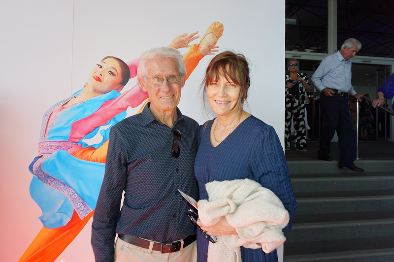 图8:二零二五年三月十六日下午,澳洲野生自然摄影师兼电影纪录片制片人格伦·斯雷利奥(Glen Threleo)(左)观看了在澳洲黄金海岸的神韵演出。