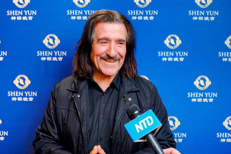 图9:二零二五年三月十五日晚,西班牙知名作曲家、指挥路易斯·科沃斯(Luis Cobos)观赏了在西班牙圣劳伦索的演出。(新<span style='max-width:0px!important;margin-left:-4px;color:#eee!important;'>!</span>唐<span style='max-width:0px!important;margin-left:-4px;color:#eee!important;'>!</span>人<span style='max-width:0px!important;margin-left:-4px;color:#eee!important;'>:</span>电视台)