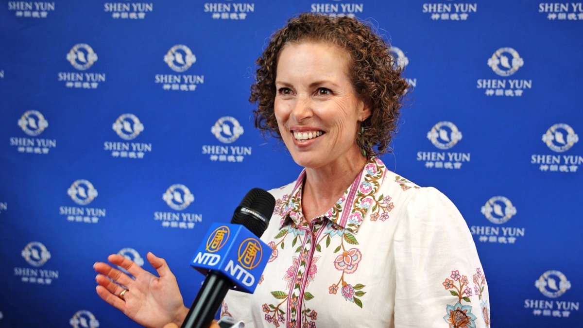 图10:二零二五年三月十六日下午,澳洲芭蕾舞教师克里斯汀·威尔金森(Christine Wilkinson)观赏了在澳洲黄金海岸的最后一场神韵演出。(新<span style='max-width:0px!important;margin-left:-4px;color:#eee!important;'>!</span>唐<span style='max-width:0px!important;margin-left:-4px;color:#eee!important;'>!</span>人<span style='max-width:0px!important;margin-left:-4px;color:#eee!important;'>:</span>电视台)