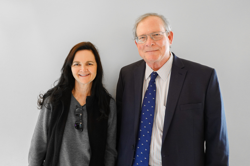 图11:二零二五年三月十六日下午,美国圣地亚哥一家法学院的院长兼总裁道恩·德克尔(Dawn Dekle,左)和律师雷·沃纳(Ray Warner)观赏了在加州艾斯康迪都的神韵演出。(大<span style='max-width:0px!important;margin-left:-4px;color:#eee!important;'>.</span>纪<span style='max-width:0px!important;margin-left:-4px;color:#eee!important;'>.</span>元<span style='max-width:0px!important;margin-left:-4px;color:#eee!important;'>;</span>)